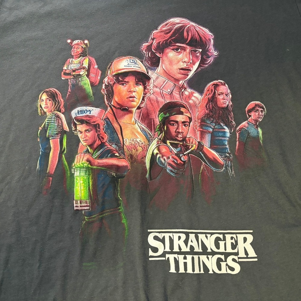 Netflix Stranger Things Mens Small Gray Graphic T-Shirt Season 3 Cast Collage